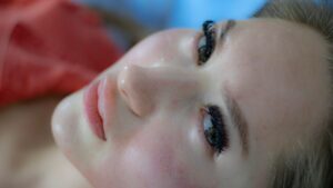 繰り返すニキビを防ぐための体内ケアに必要な睡眠時間の最低ラインは？